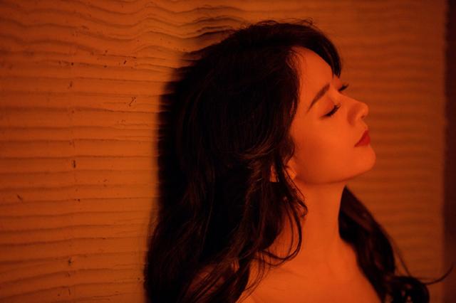 江映蓉|赵丽颖光影大片释出 抹胸裙搭配披肩长发知性优雅