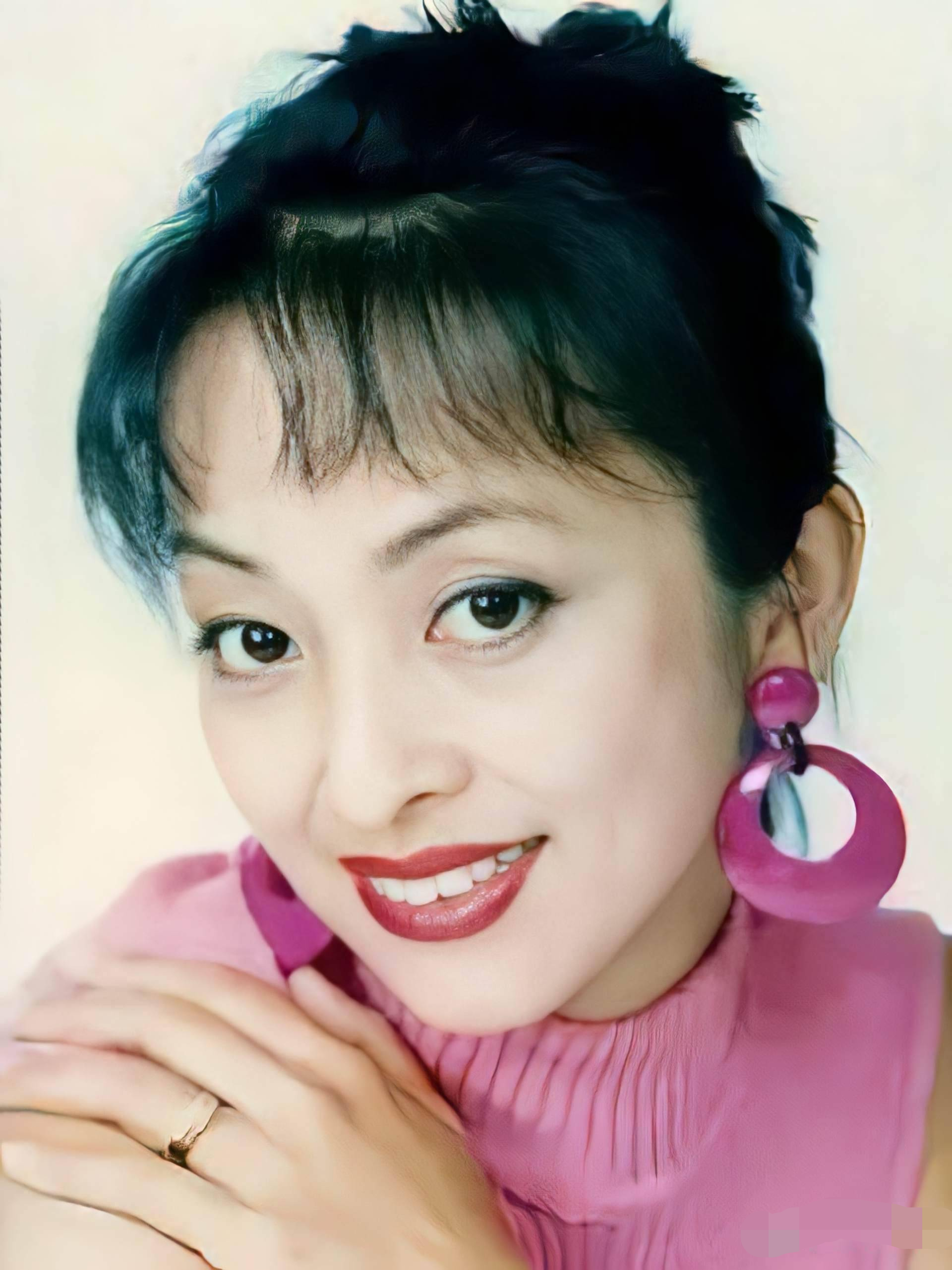 李勤勤|59岁李勤勤在救助小院干活,穿罩衣模样简朴,有白发老到快认不出