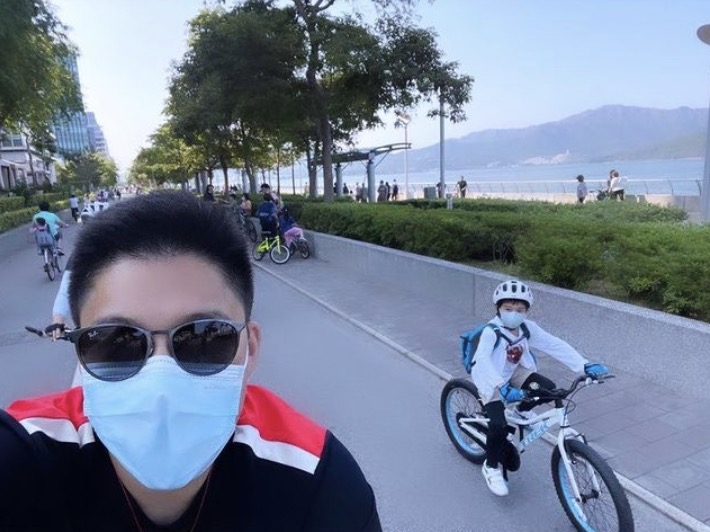 霍启山|霍启山晒与霍启刚儿女的合影,陪侄子侄女玩滑板,搂孩子们入怀超暖心