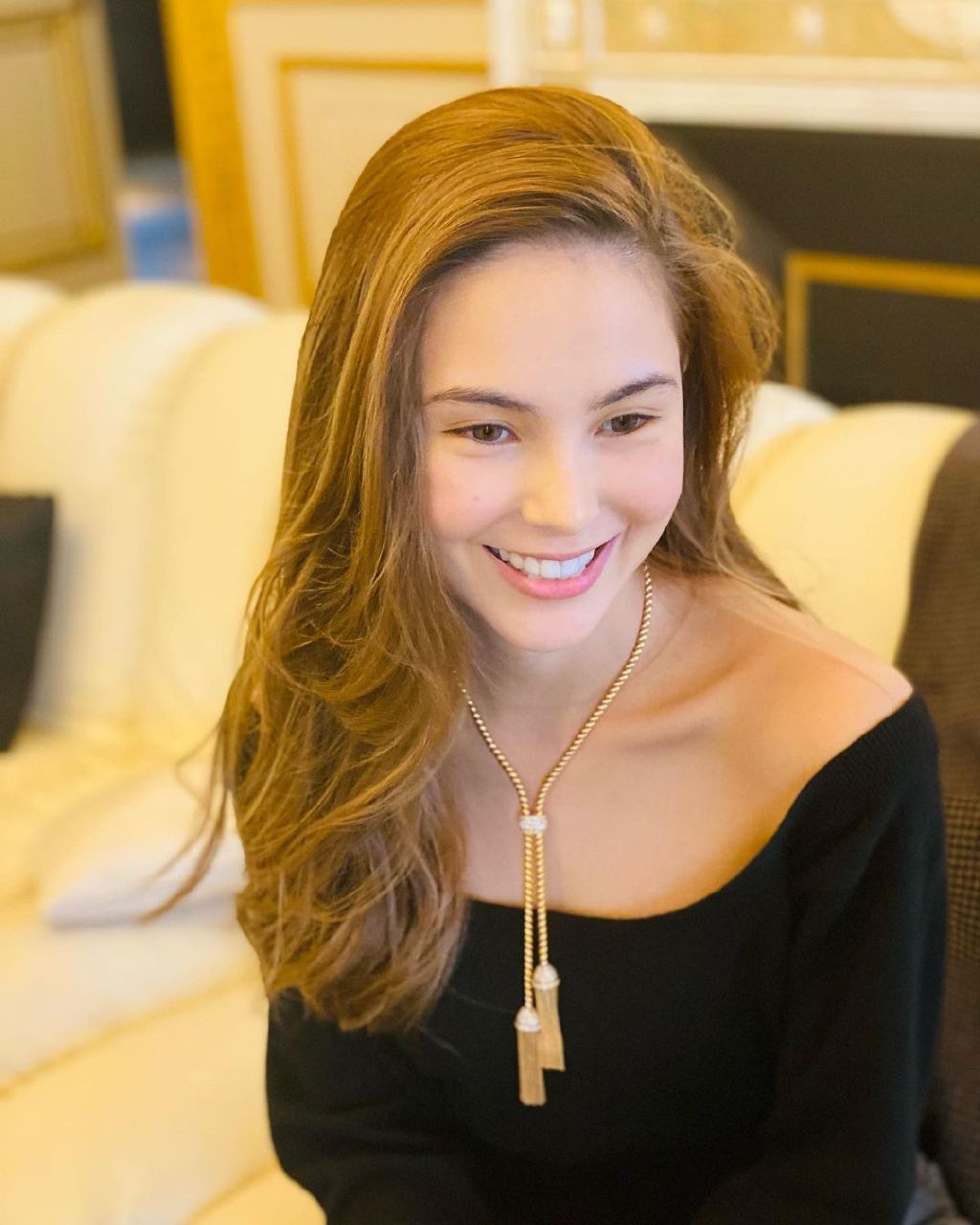 周杰伦|昆凌结婚7周年晒恩爱合影，被周杰伦宠溺摸头，撒娇称就爱烦着你