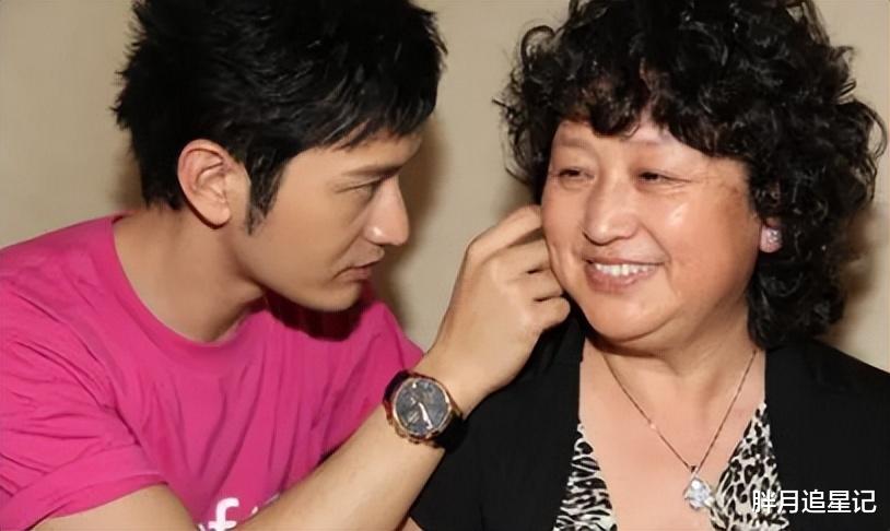 黄晓明|黄晓明母亲张素霞：心疼儿子婚姻坎坷，现在只盼小海绵健康快乐
