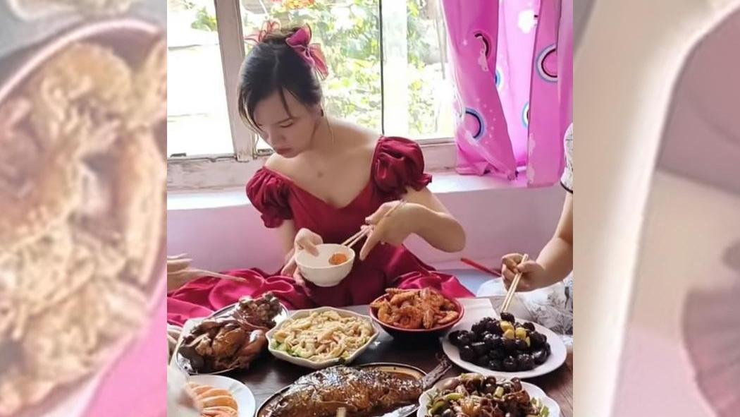 残疾新娘不好夹菜，婆家的举动让人破防，女网友看着酸了：我还没人娶