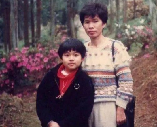 周杰伦|周杰伦晒与母亲帅气合照！穿橘色豹纹亮眼，母亲一头白发露双下巴