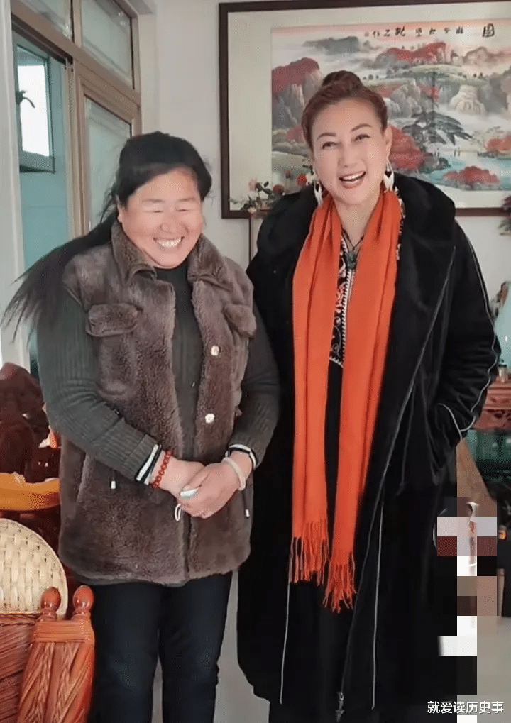 |大衣哥儿子朱小伟定亲仪式上一道靓丽风景线，不知道大家发现没？