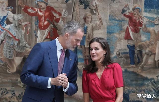 颁奖礼|莱蒂齐亚出席颁奖礼！重穿三年前卡鲁比娜红裙，换披肩发更温柔了