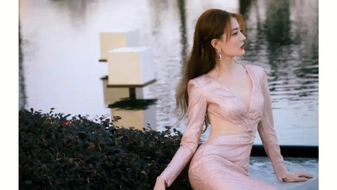 徐璐|徐璐的身材逆天了！穿亮片裙在腰上“挖洞”，生怕埋没了好身材