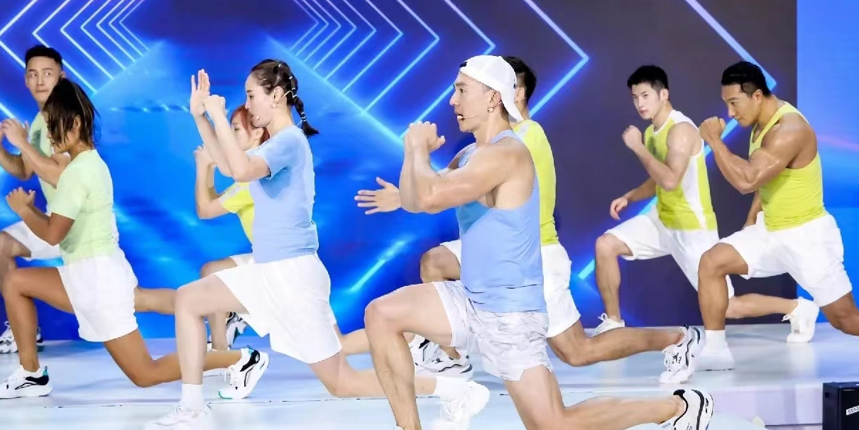 教练|?刘畊宏新招女教练惹网友反感：动作挑逗神情暧昧！