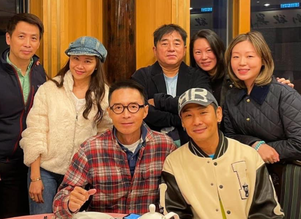 吕方|58岁吕方陪女儿坐楼梯玩耍,2岁囡囡精灵可爱,单眼皮神似爸爸