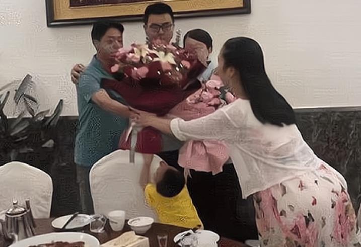 姚策过往采访录音曝光,许妈曾给樊院长下跪救孩子,果然母爱伟大