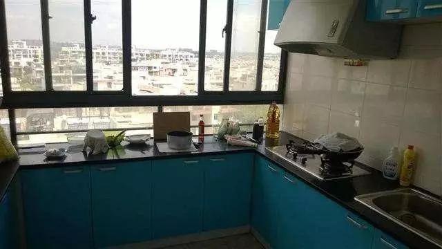 老婆嫌房子小,偷偷把阳台改成厨房,没想到邻居找上门讨说法