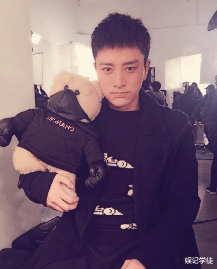 贾乃亮|贾乃亮被拍与白衣女子同住酒店，被指新恋情，网友大呼“不可能”