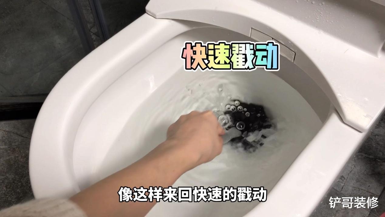 马桶堵塞别用热水冲!只需用一个塑料瓶,快速疏通无异味