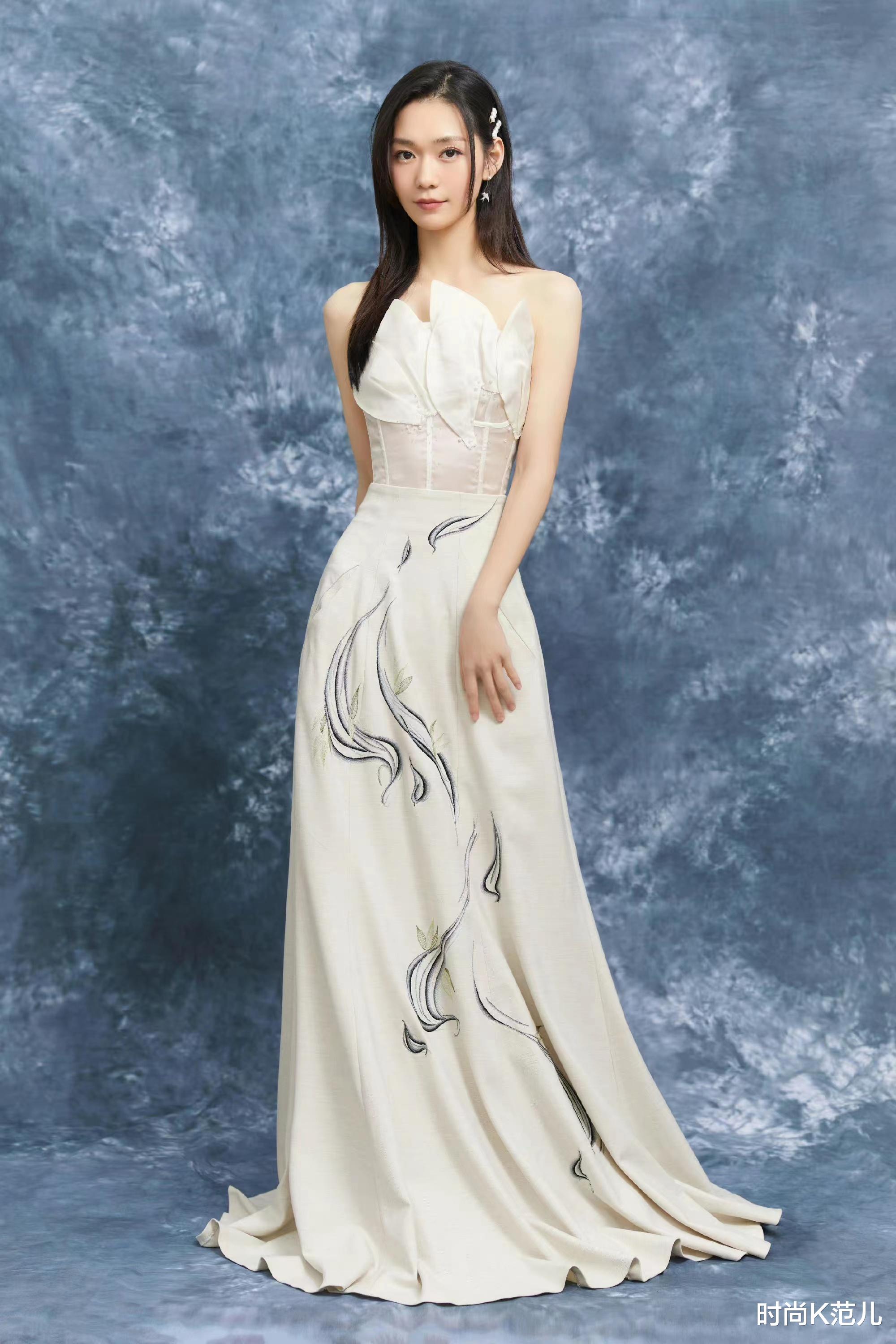 段奥娟|段奥娟瘦了好多,一袭白色缎面长裙亮相元宵晚会,温柔又恬静!