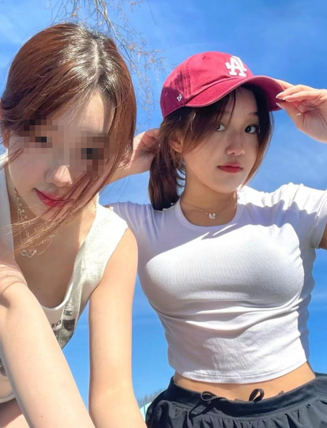 李静|主持人李静现身高档餐厅！18岁女儿身材太抢眼