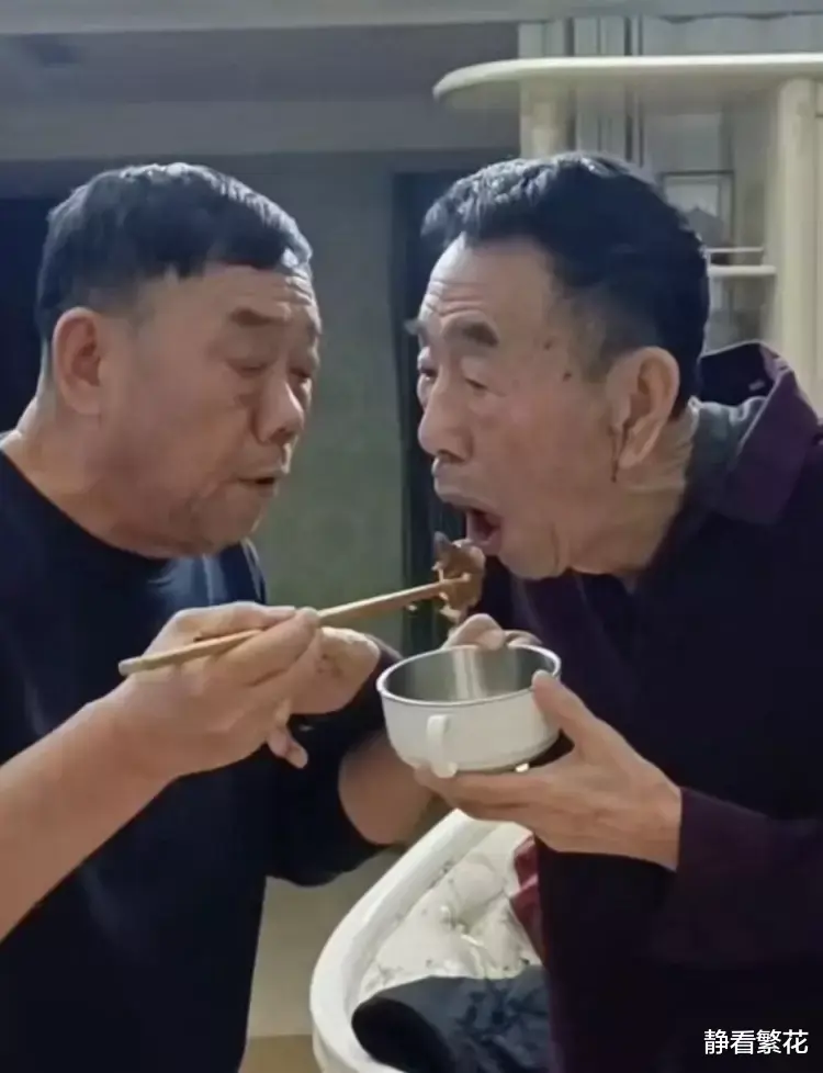 90岁相声艺术家杨少华摆摊卖串珠,自嘲:90后爷爷在线摆摊