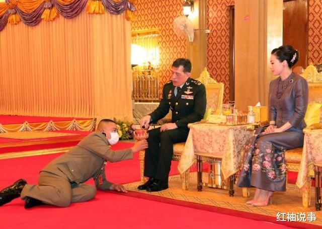 苏提达|苏提达折扇海报出彩，演绎复古中国风，华裔王后就是雍容华贵