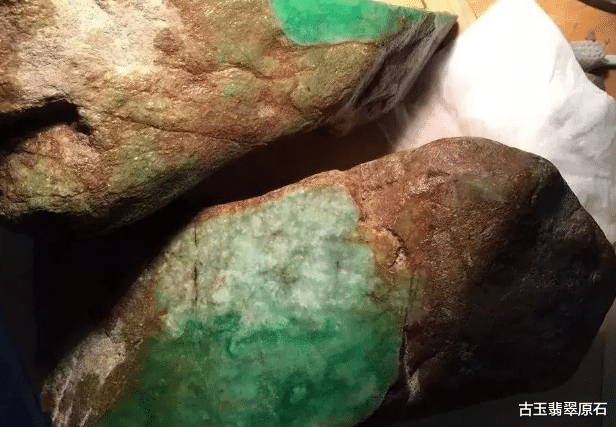|百万拿下的帝王绿翡翠原石，颜色又阳又辣，能出一大堆“完美”挂件！