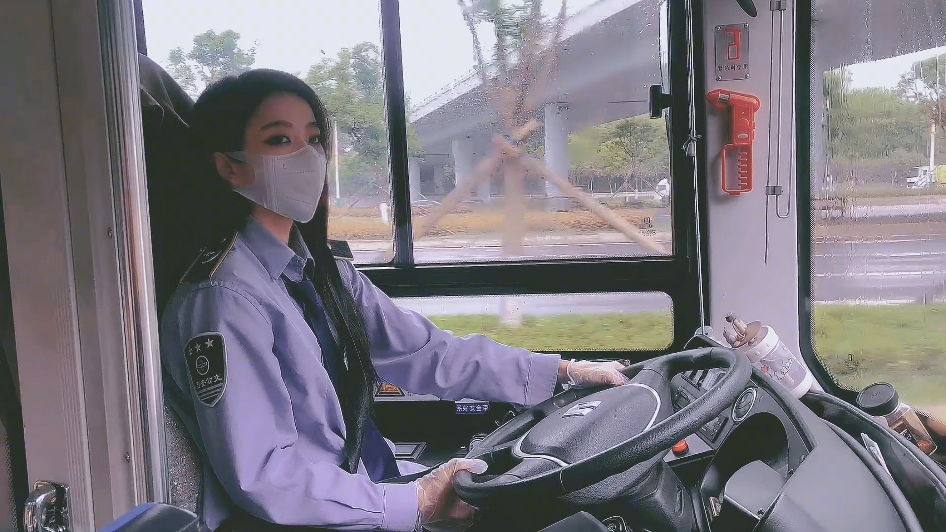 “最美公交女司机”走红，工作服配精致妆容绝了！网友：申请加入
