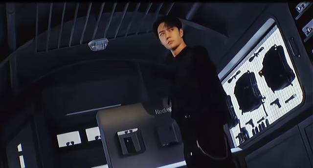 王一博|王一博发文为香奈儿宣传唯独没发自拍.网友：他只想让你看看新手机