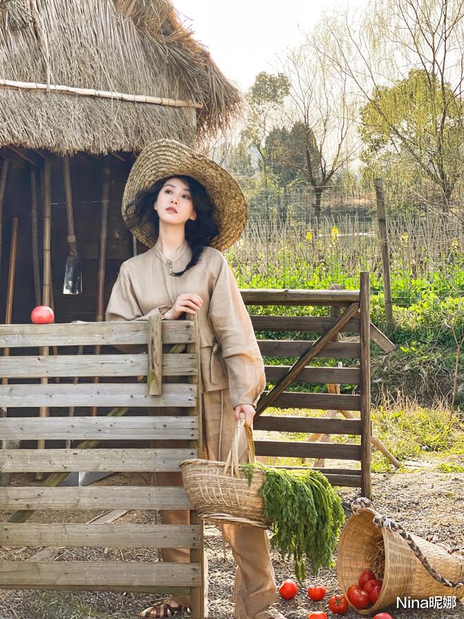 刘诗诗|刘诗诗真会选场所，羊圈穿裙抱羊羔拍广告太聪明，选对场所美三分