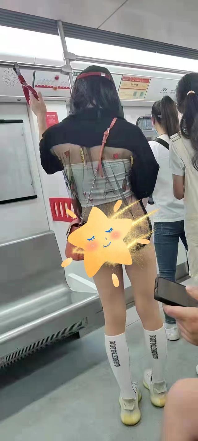 重庆地铁女孩穿搭很奇特，悠然自在，网友：咋好意思出门的？