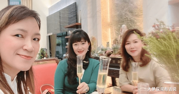 陈少霞|陈少霞失婚沦低收入，再婚32亿富豪现况曝！“戴翡翠戒指”同框贵妇