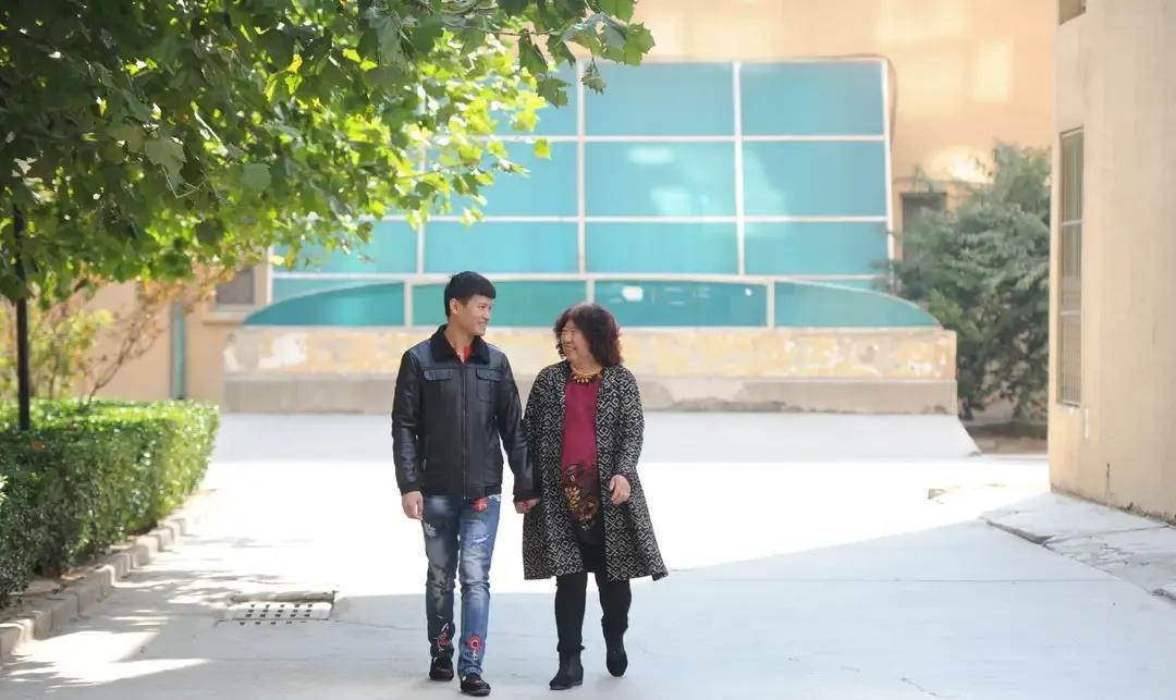 河南28岁小伙与65岁大妈相恋结婚,大妈:我可以做试管婴儿