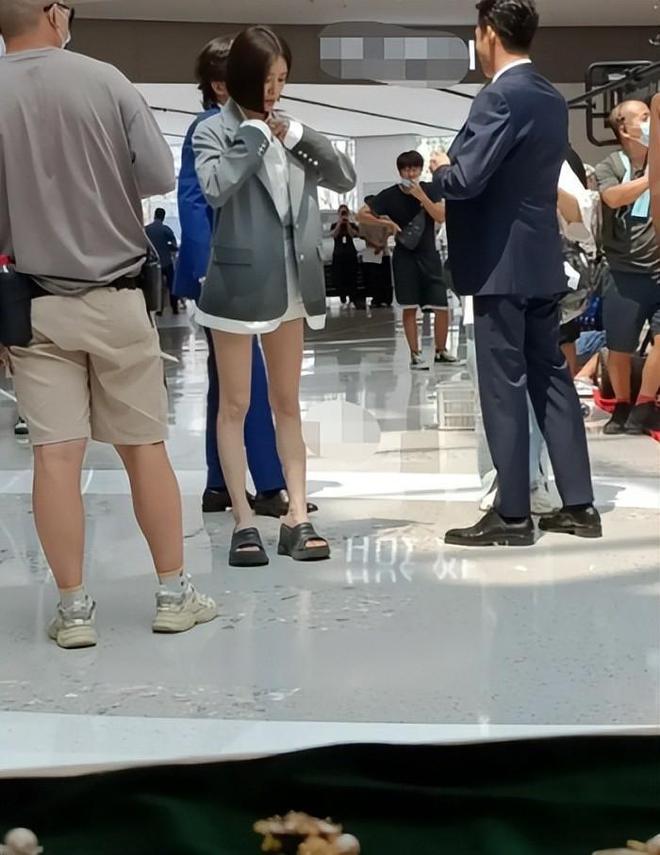 秦岚|“纸片人”43岁秦岚,长腿瞩目又白又细似竹竿,瘦到认不出!