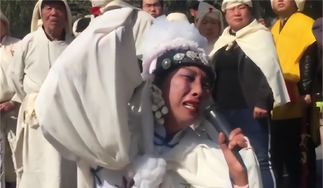 河南女子以哭丧为业,一年哭70多场磕头上万次,每场挣700元左右
