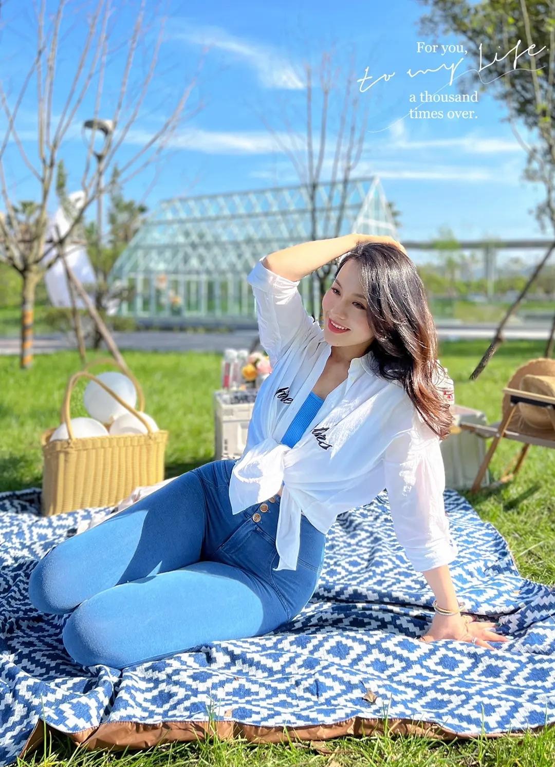 田间诗 晴空万里，最适宜品尝着新鲜的水果，享受着轻柔的风！