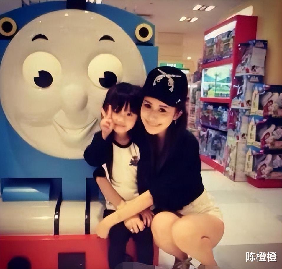 秦奋|“小杨幂”韦雪：为秦奋赌命生子赚9亿，被王思聪怒骂地摊货