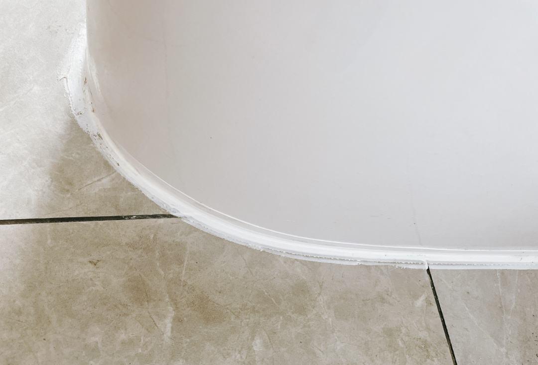 同样是小卫生间装修，看看人家的马桶周围布置，比我家的好太多了