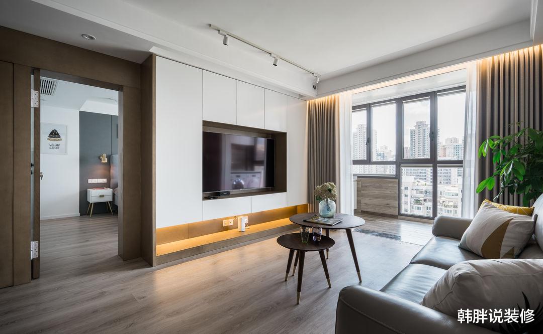 客厅放弃电视墙,打造满墙的收纳柜,实用又好看,进门就被惊艳了