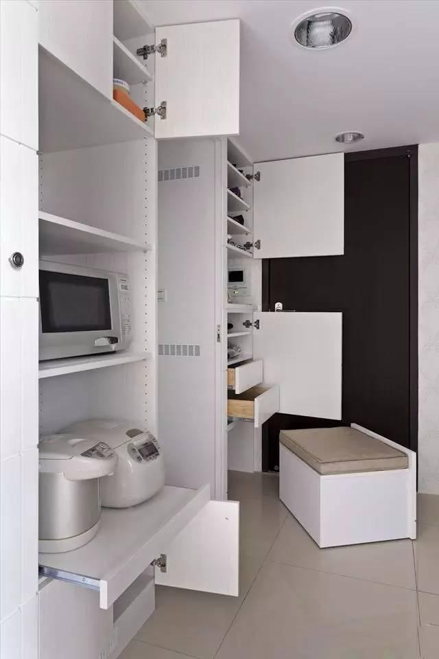 50平奇葩小户型,装修到处打柜子做收纳,连厨房里面都打了衣柜