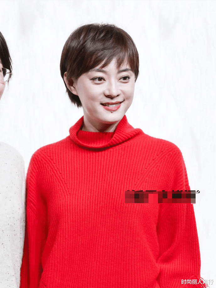 孙俪|40岁孙俪参加活动生图太敢拍!穿一身中国红站C位,娘娘范摆得足