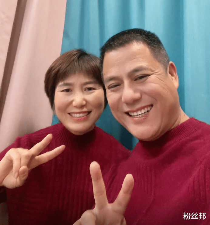 抱歉,伤了各位眼睛!杨爸就视频事件道歉,父子幽默互动缓解尴尬