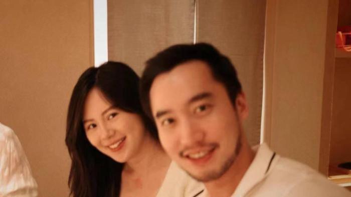 赖弘国|赖弘国晒夫妻合照庆祝老婆坐完月子，女方产后浮肿但素颜依旧清秀