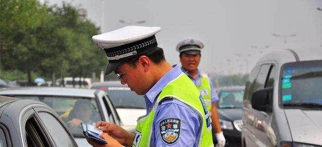 男子手握驾照出行,被判定无证驾驶,车管所:忽视这点,驾照吊销