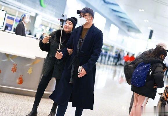 张兰|恋爱了?张兰与男子牵手现身机场,长相帅气身材高大,身份引猜测