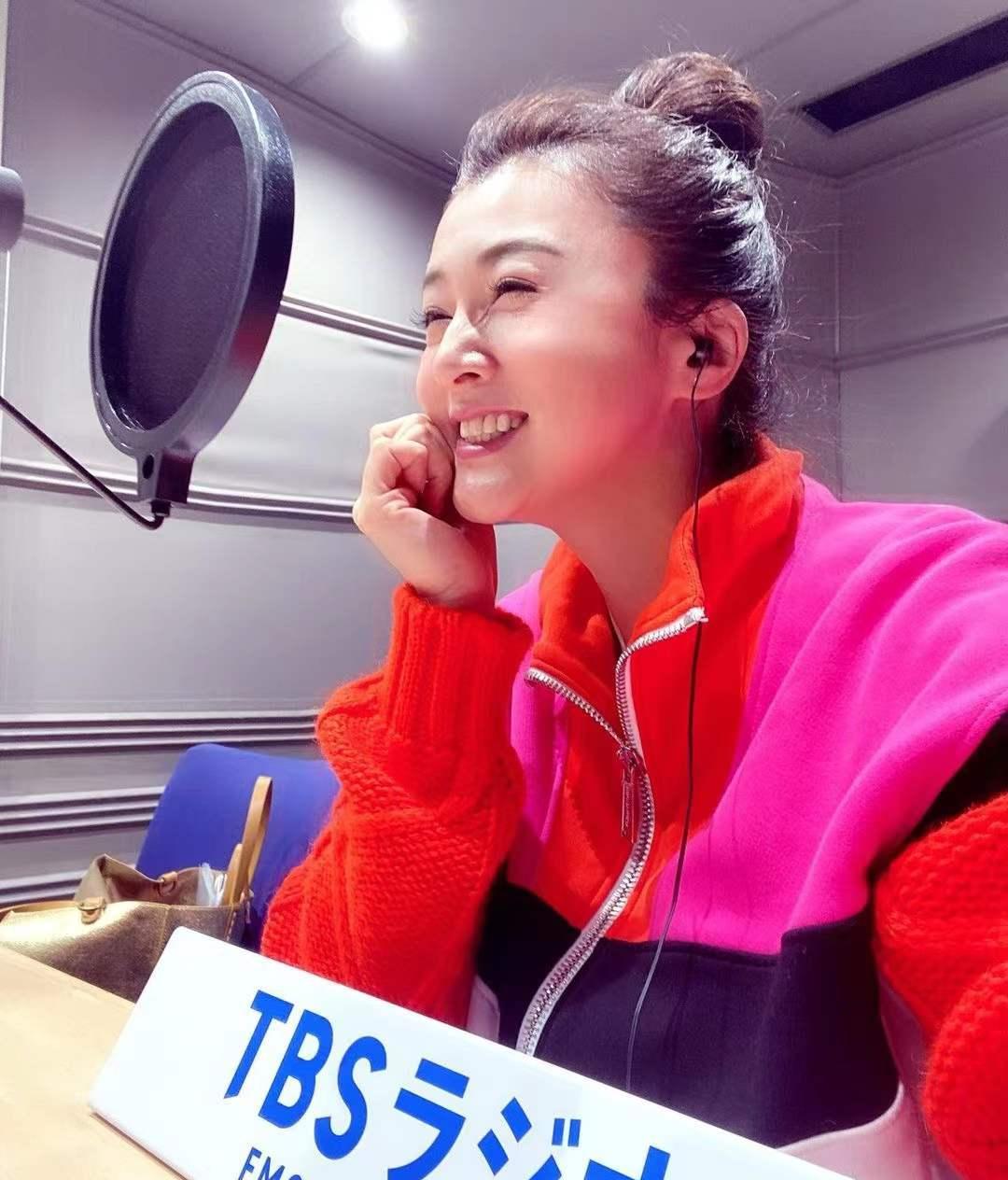 丸子头 50岁藤原纪香扎丸子头秀完美发际线，脖子细长，少女托腮真太萌了