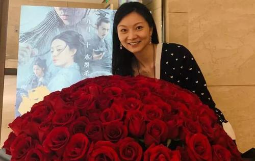 张艺谋|张艺谋居家日常,炒菜做饭陪孩子,妻子晒老公也晒大别墅!