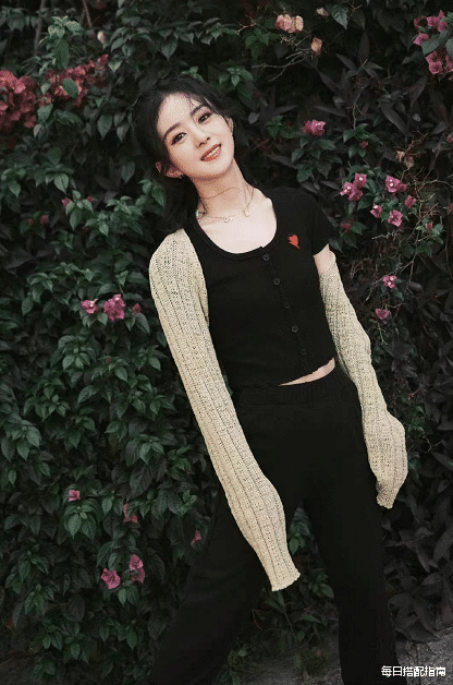 穿衣搭配|赵丽颖越来越美了,“调色盘”穿搭演绎春日氛围感,时髦又减龄