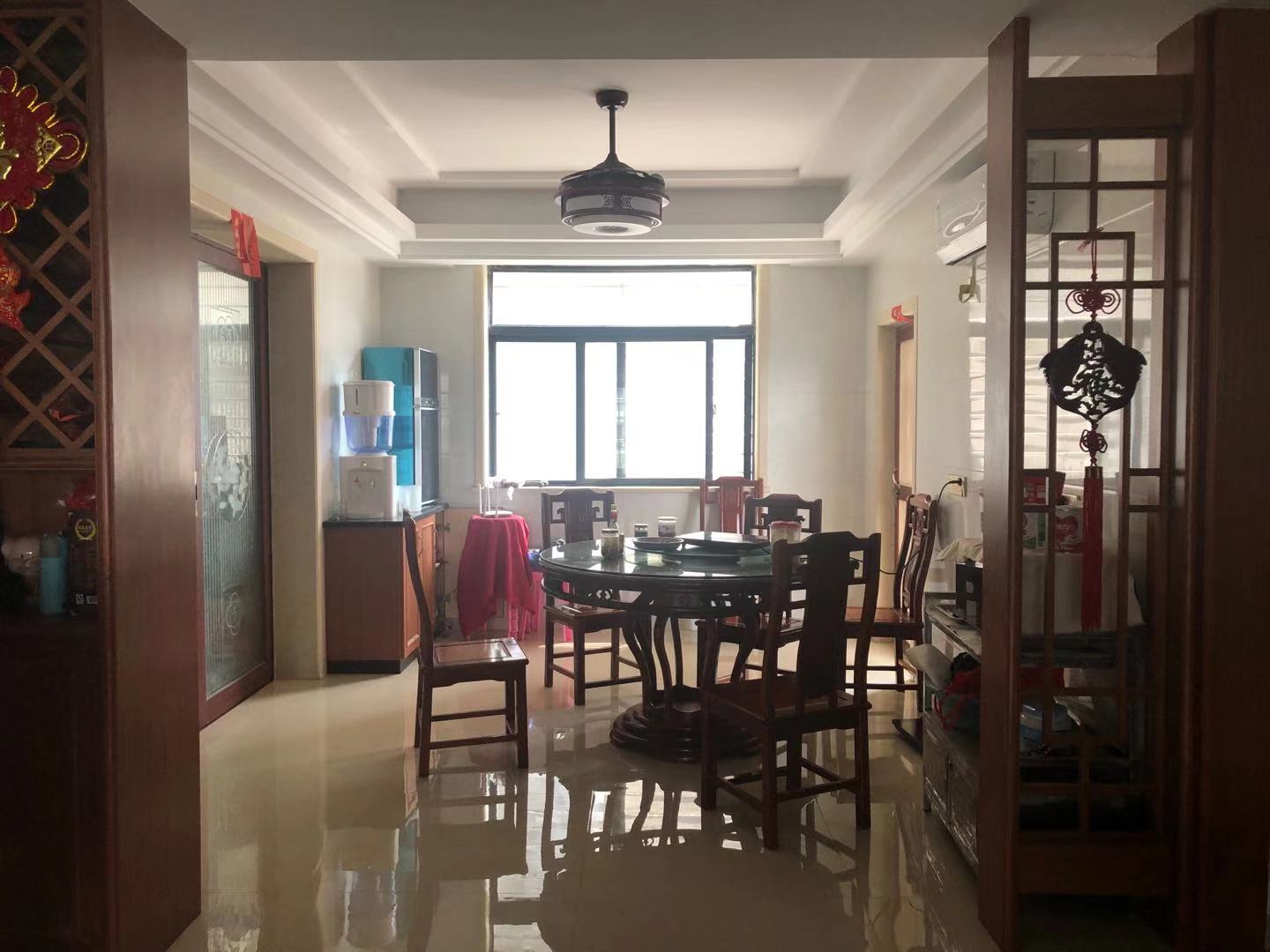 中式风的200平米大户型,装修费花了30万,朋友吐槽说不值得