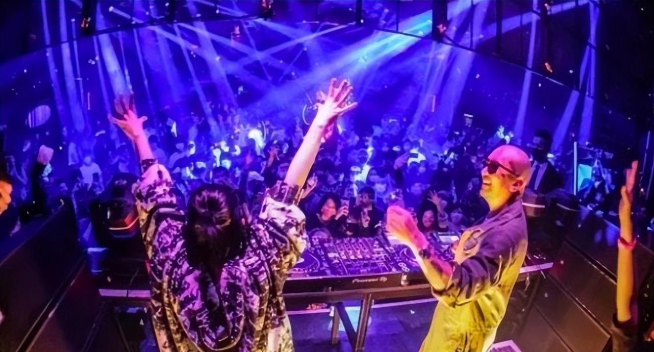 大S|大S成老妈子?为老公事业敬酒陪笑,具俊晔却如大佬般置身事外