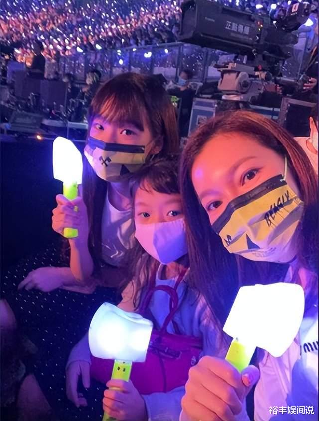 曾馨莹|曾馨莹为女儿庆生！13岁的郭晓如青春气息十足，同框妈妈似姐妹