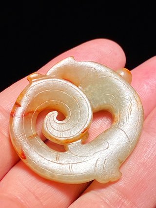 和田玉籽料|清代 和田玉籽料白玉 枣红皮 咬尾龙 玉珮