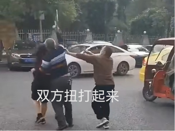 广东街头:2男1女“舌战”不过瘾,直接开干起来