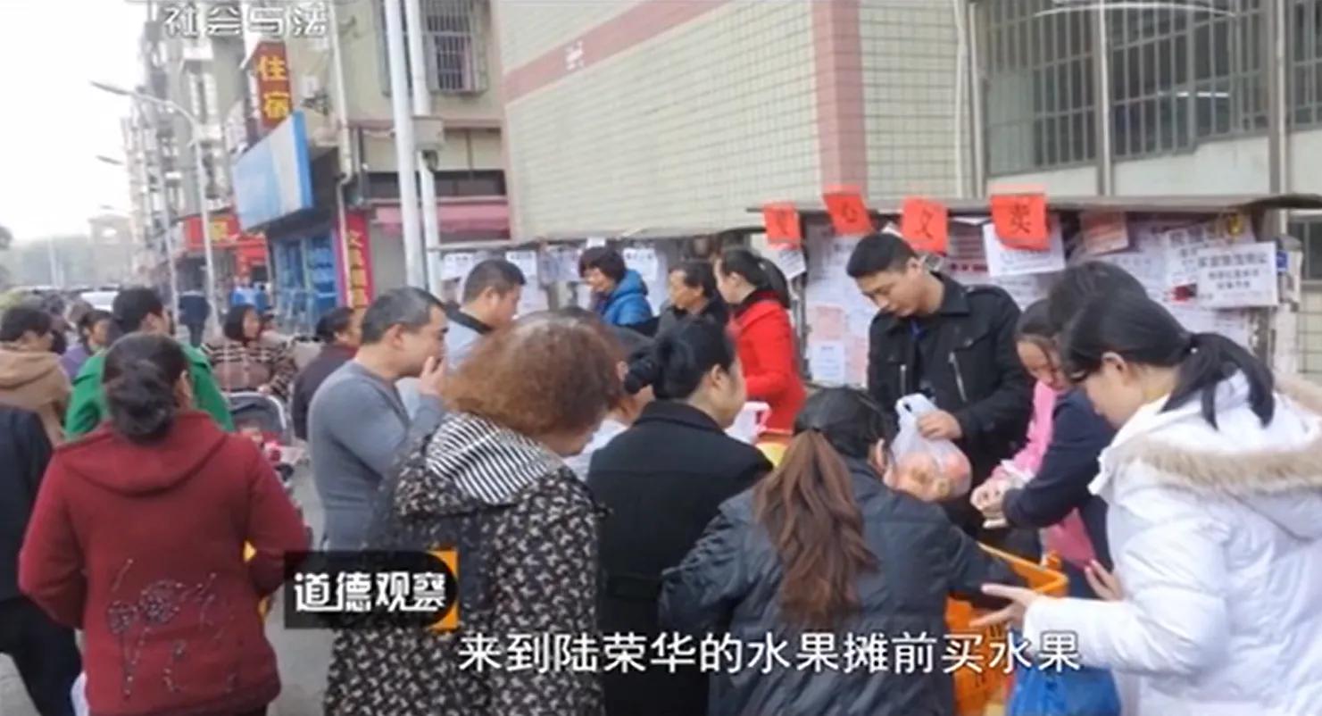绝望妻子摆出无人水果摊,背后的故事令人心酸!
