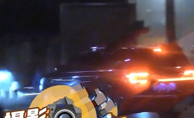 王嘉尔|王嘉尔宋雨琦恋情后续，司机再次接了俩美女，送往男方家约会