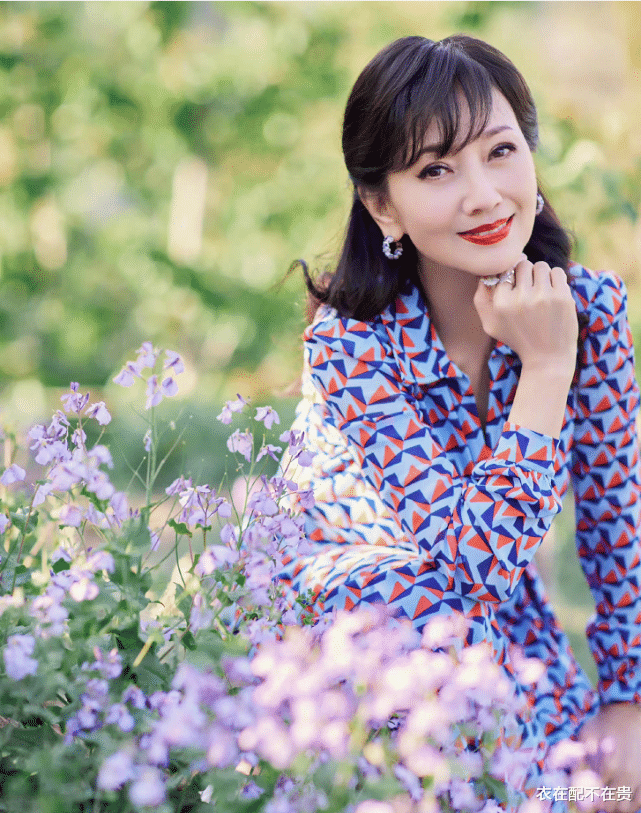 春夏穿搭 赵雅芝很懂怎么显年轻，学小姑娘穿碎花裙拍照，看着真不像67岁了